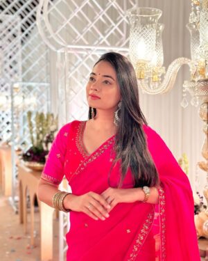 Dimple Biscuitwala Instagram - Rani pink🩷
Wearing @aasvi_by_sheetalchandel 
.
#sareelove #weddingoutfit #organza #organzasaree