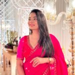 Dimple Biscuitwala Instagram – Rani pink🩷
Wearing @aasvi_by_sheetalchandel 
.
#sareelove #weddingoutfit #organza #organzasaree