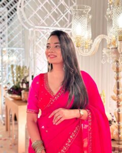 Dimple Biscuitwala Instagram - Rani pink🩷 Wearing @aasvi_by_sheetalchandel . #sareelove #weddingoutfit #organza #organzasaree