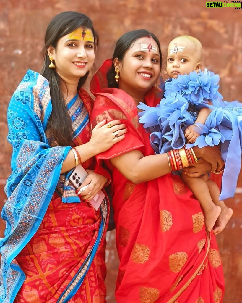 Dipti Rekha Padhi Instagram - Mama & Suma Maa ki ladly Adu Mama @chandini_lokanath & Suma Maa @diptirekhaofficial #mundanceremony👶✂ #araditempleinbhadrak🔱🙏☺ #motherdaughterlove #instareelsindia❤️ #instagood ଆଖଣ୍ଡଳମଣି ମନ୍ଦିର , ଆରଡ଼ି