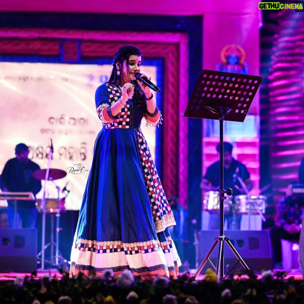 Dipti Rekha Padhi Instagram - Snap from Cuttack Balijtra show❤️ #cuttack #balijtra . . . pic-@digitalcrewphotography 👗@mahendrabaral_official Hairstyle- @glamoverbypooja