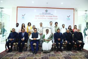 Dipti Rekha Padhi Instagram - The Precious Group Picture with the Honourable President of India Smt. Droupadi Murmu Mam🙏🏻❤️
.
. #electioncommissionofindia #mainbharathoon