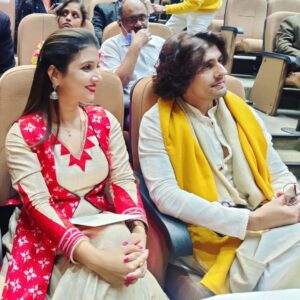 Dipti Rekha Padhi Instagram - The Golden moment❣️😍 Like a dream come true🤎 Meeting The Legend
my all time Favorite  @sonunigamofficial Sir🙏🏻
.
.
. #memory💕 #delhi #😊😊😊 #keepsmiling
 #Diptirekha