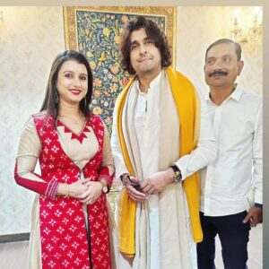 Dipti Rekha Padhi Instagram - The Golden moment❣️😍 Like a dream come true🤎 Meeting The Legend
my all time Favorite  @sonunigamofficial Sir🙏🏻
.
.
. #memory💕 #delhi #😊😊😊 #keepsmiling
 #Diptirekha