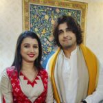 Dipti Rekha Padhi Instagram - The Golden moment❣️😍 Like a dream come true🤎 Meeting The Legend my all time Favorite @sonunigamofficial Sir🙏🏻 . . . #memory💕 #delhi #😊😊😊 #keepsmiling #Diptirekha