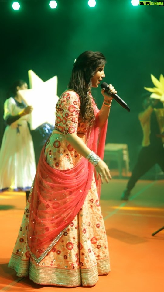Dipti Rekha Padhi Instagram - 🩷🩷🩷 #diptirekhaliveconcert #bhubaneswar #balijtra #jiyararejiyara #😊😊😊 #reelsinstagram