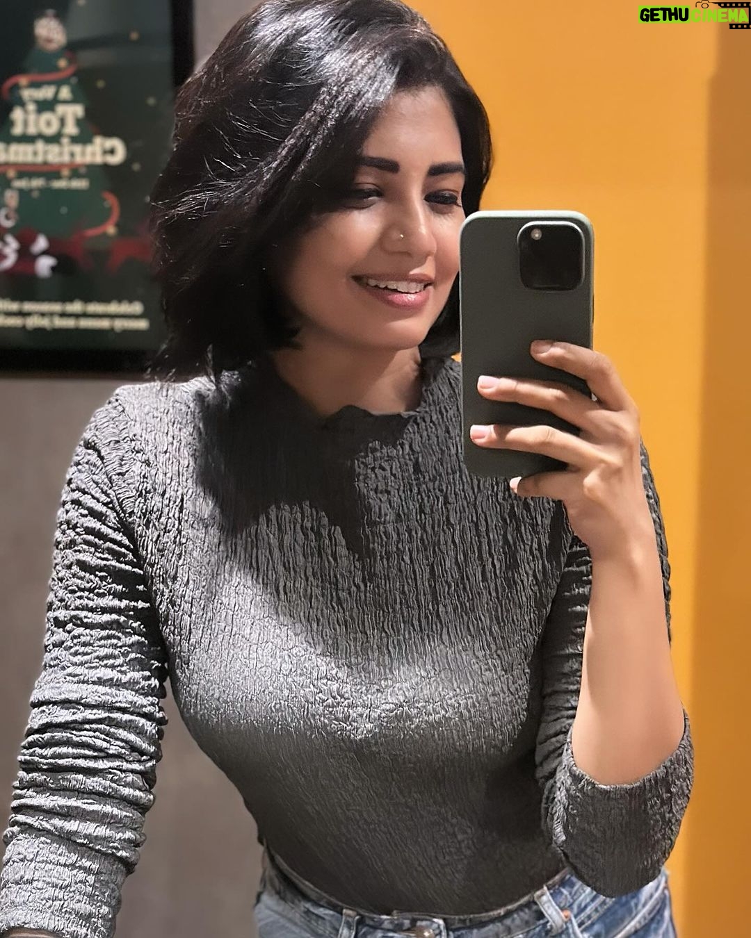 Disha Madan Instagram - Mirror mirror on the wall … ✨