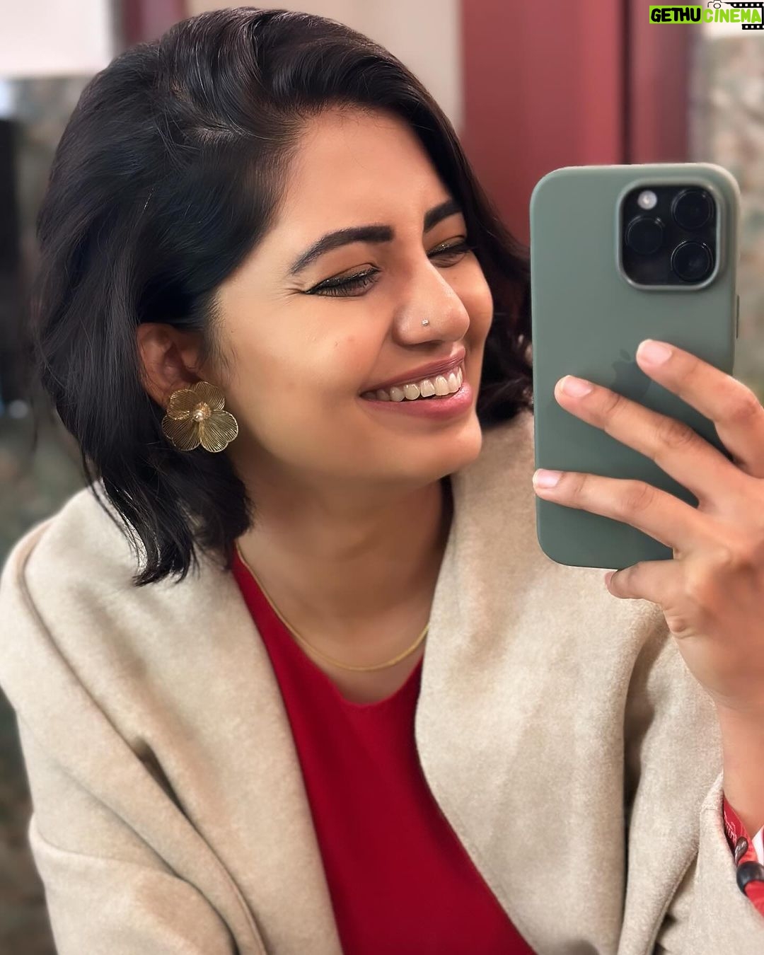 Disha Madan Instagram - Mirror mirror on the wall … ✨
