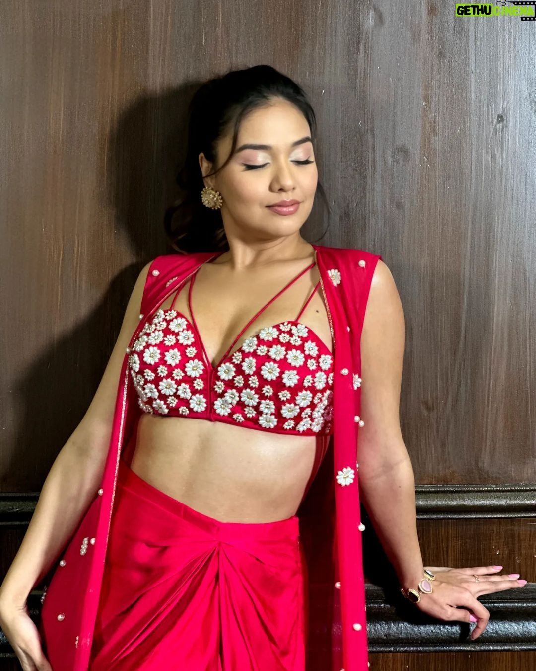 Divya Agarwal Instagram - Serving Glam!!❤️ Outfit @monaandvishu @viralmantra Accessories @aulerthofficial Styled by @stylingbyvictor @sohail__mughal___ Assisted by @styleby_antara Accessories @the_jewel_gallery Makeup @dishisanghvii Hair @fouzikazi_makeupndhair