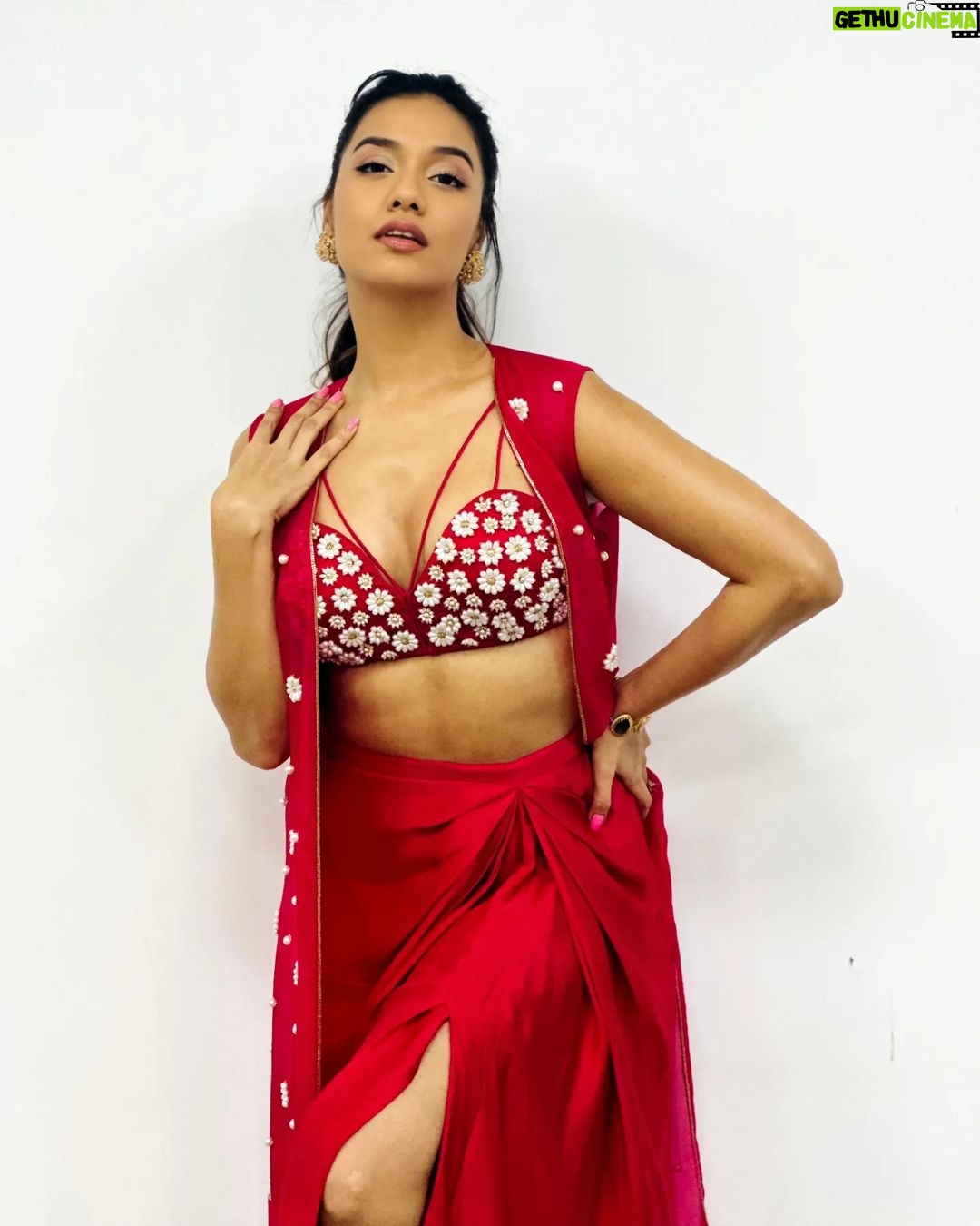 Divya Agarwal Instagram - Serving Glam!!❤️ Outfit @monaandvishu @viralmantra Accessories @aulerthofficial Styled by @stylingbyvictor @sohail__mughal___ Assisted by @styleby_antara Accessories @the_jewel_gallery Makeup @dishisanghvii Hair @fouzikazi_makeupndhair