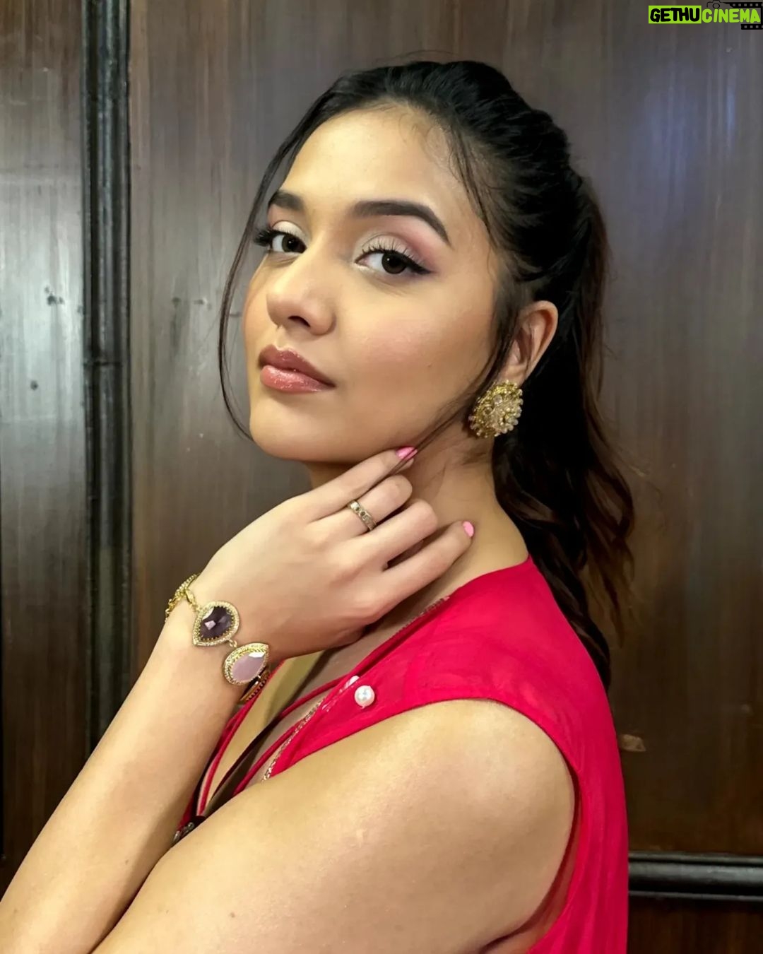 Divya Agarwal Instagram - Serving Glam!!❤️ Outfit @monaandvishu @viralmantra Accessories @aulerthofficial Styled by @stylingbyvictor @sohail__mughal___ Assisted by @styleby_antara Accessories @the_jewel_gallery Makeup @dishisanghvii Hair @fouzikazi_makeupndhair