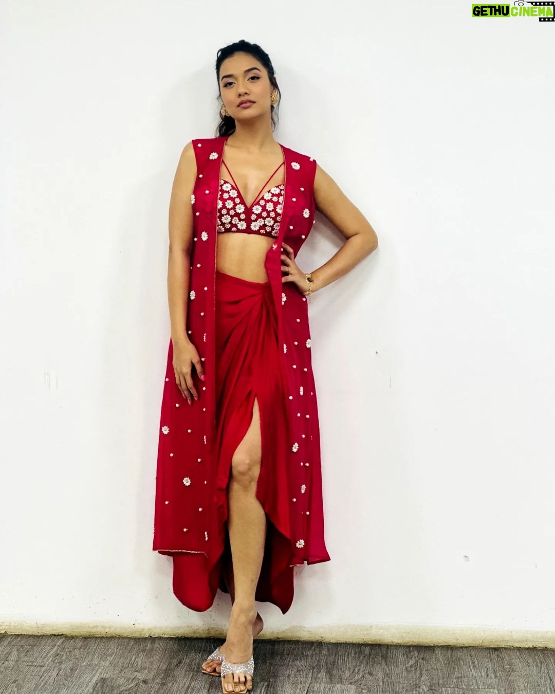 Divya Agarwal Instagram - Serving Glam!!❤️ Outfit @monaandvishu @viralmantra Accessories @aulerthofficial Styled by @stylingbyvictor @sohail__mughal___ Assisted by @styleby_antara Accessories @the_jewel_gallery Makeup @dishisanghvii Hair @fouzikazi_makeupndhair