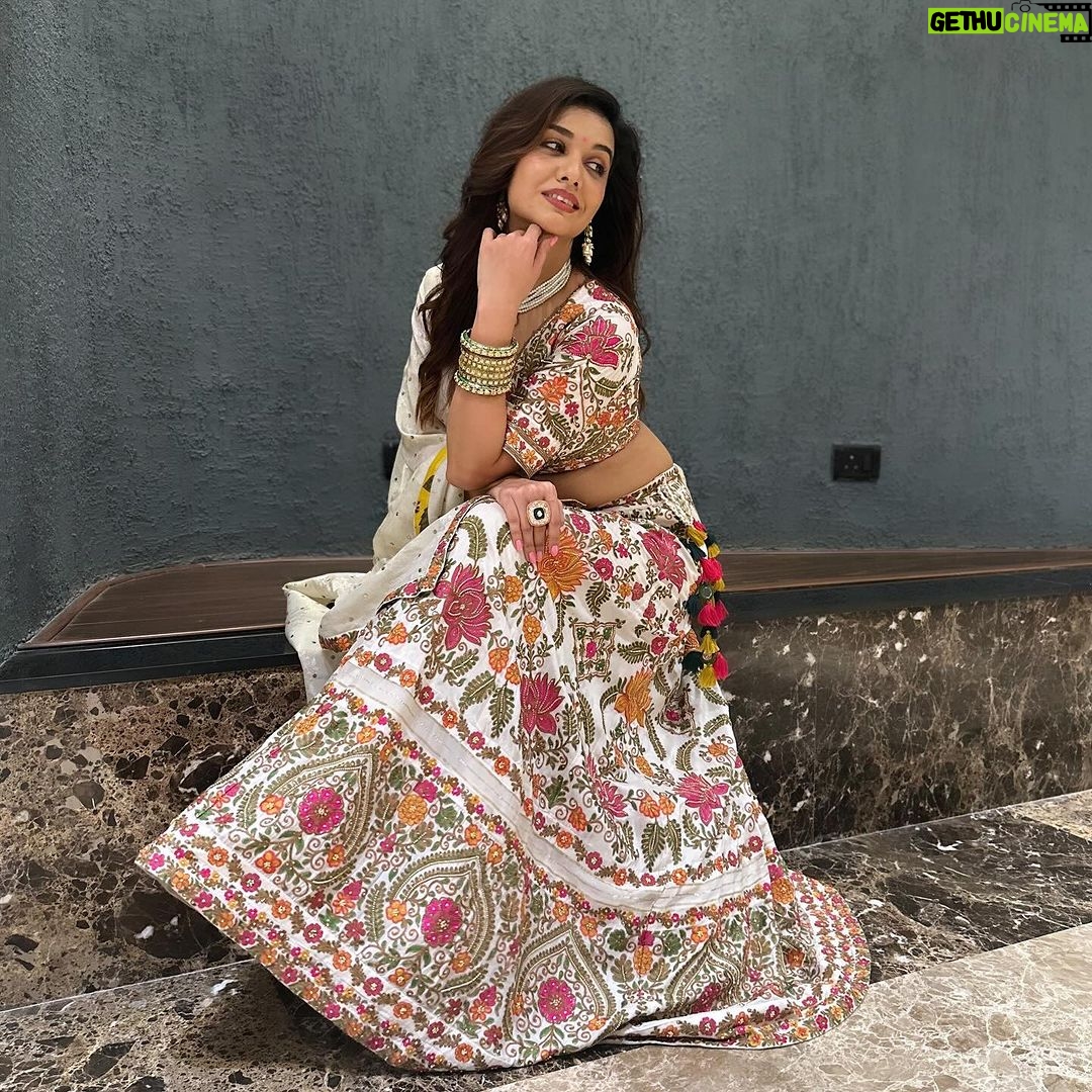 Divya Agarwal Instagram - This festive season has a different vibe ! Styled by @stylingbyvictor @sohail__mughal___ Outfit @shraddharambhia_official @viralmantra Bangles @rubans.in Neckpiece and earing @fashionjewellery_21 Assisted by @janvijain123 Thank you @middayindia