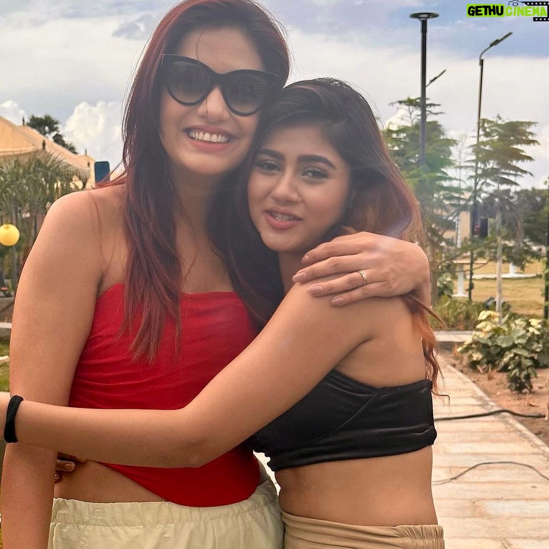 Divya Agarwal Instagram - One with my favourite, my mishti @divyaagarwal_official ❤️ Love you now & forever !! . . . #picture #new #post #postoftheday #divyaagarwal #prantika #prantikadas #swayamvarmikadivohti #atrangi #kissishqnconnections #reality #realityshow #realitytv #tv #show #host #bollywood #bollywoodactress #tollywoodactress #tollywood #news #update #media #socialmediamarketing #socialmedia #updates #work #follow #followforfollowback #follow4followback Mumbai, Maharashtra