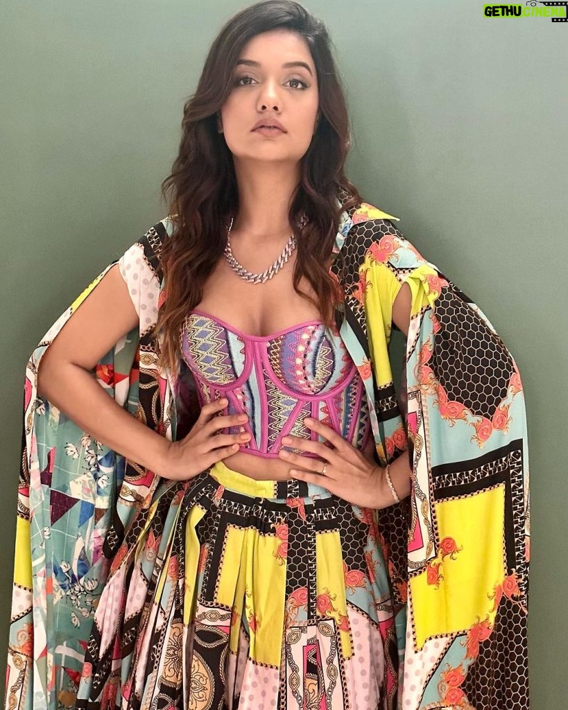 Divya Agarwal Instagram - #lokmatstyleawards Slaying in @iamkenferns One of my favourite ensemble by Ken ferns ! The print is the hero here ! Totally loved it Makeup by @dishisanghvii Hair @yashikajain._