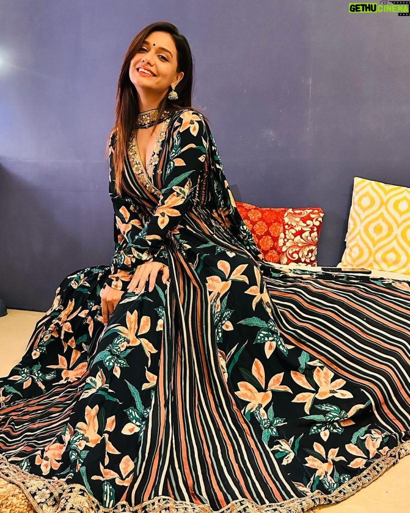 Divya Agarwal Instagram - Indian hits different now… finally it’s happening… I’M GETTING MARRIED ❤️🧿 The glow and the calm is all because of the feeling of being blessed and grateful Satnaam waheguru… Styled by @stylingbyvictor @sohail__mughal___ Outfit @saangi_ @viralmantra Earings @rubans.in