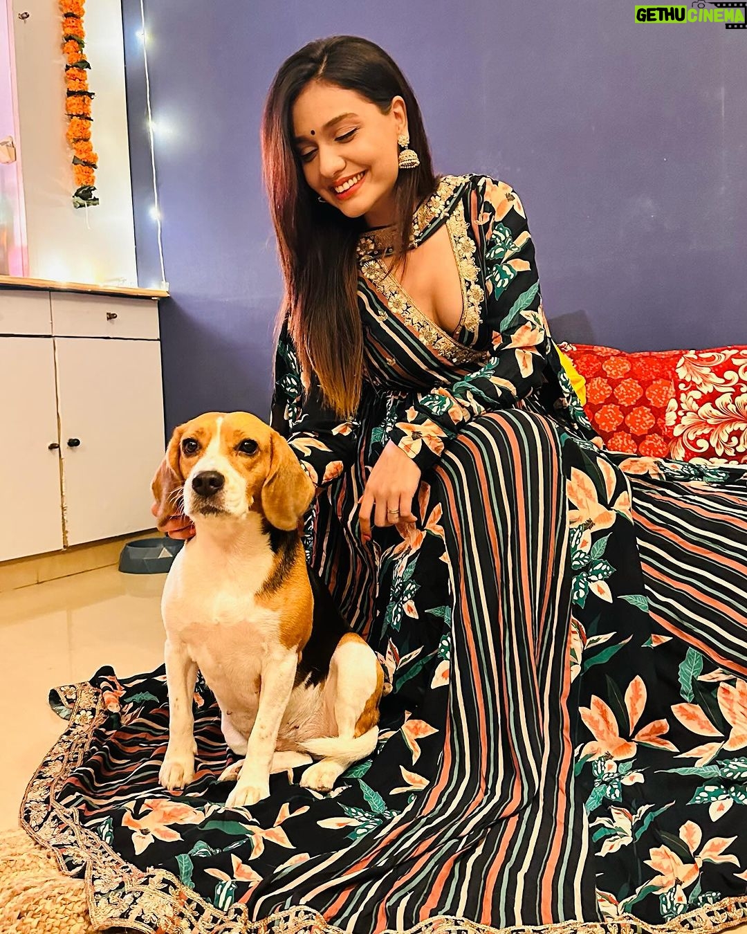 Divya Agarwal Instagram - Indian hits different now… finally it’s happening… I’M GETTING MARRIED ❤️🧿 The glow and the calm is all because of the feeling of being blessed and grateful Satnaam waheguru… Styled by @stylingbyvictor @sohail__mughal___ Outfit @saangi_ @viralmantra Earings @rubans.in