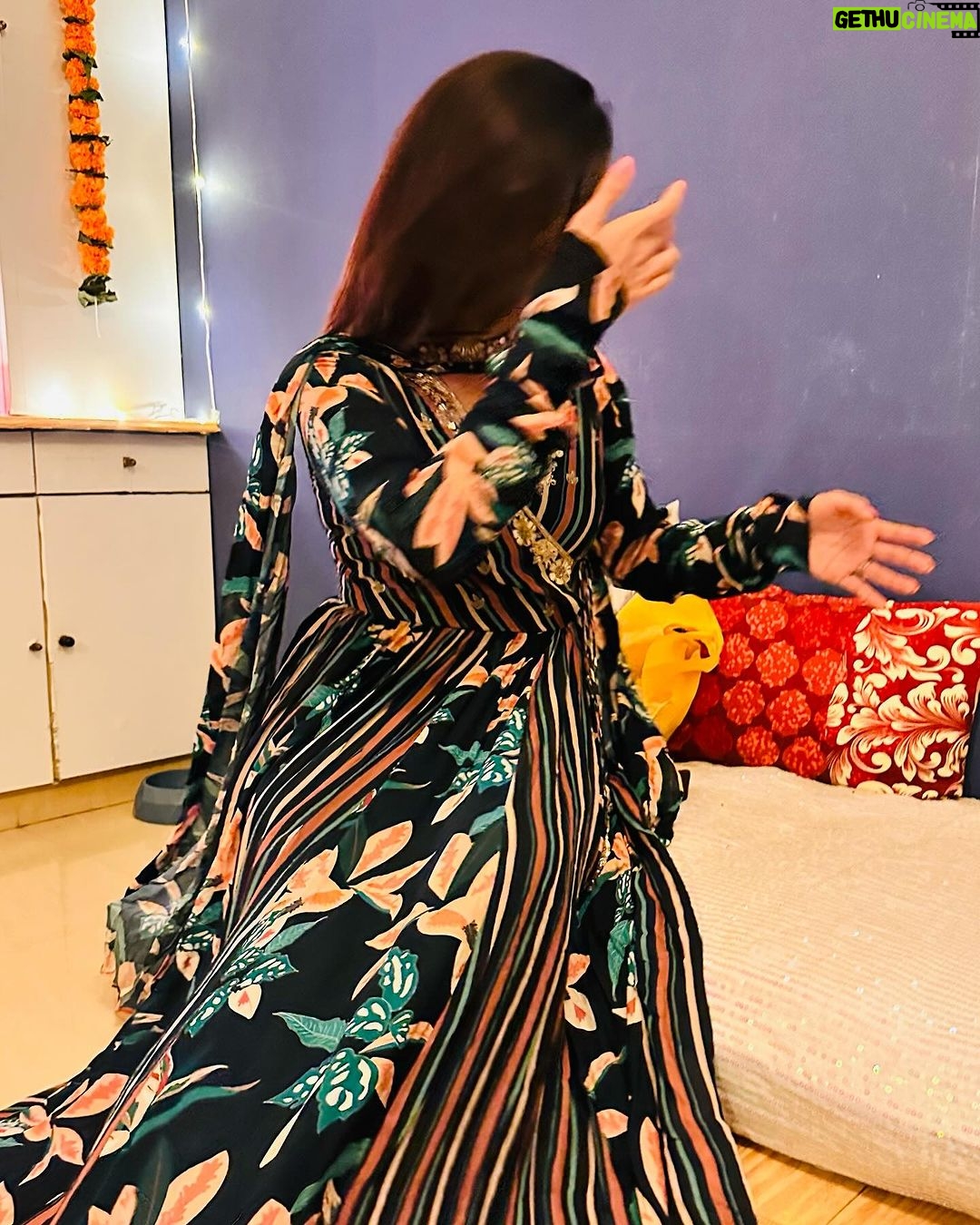 Divya Agarwal Instagram - Indian hits different now… finally it’s happening… I’M GETTING MARRIED ❤️🧿 The glow and the calm is all because of the feeling of being blessed and grateful Satnaam waheguru… Styled by @stylingbyvictor @sohail__mughal___ Outfit @saangi_ @viralmantra Earings @rubans.in
