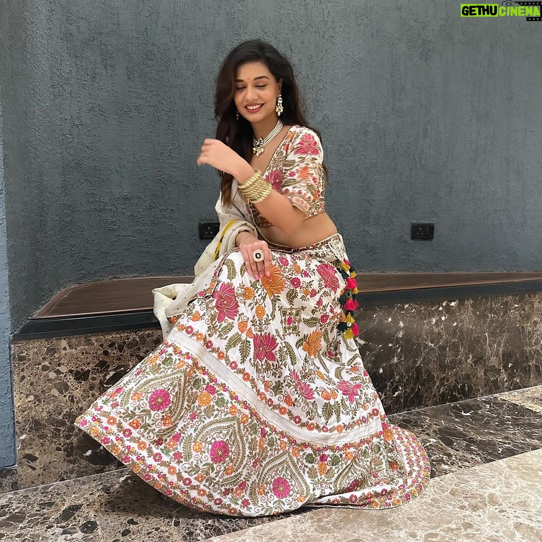 Divya Agarwal Instagram - This festive season has a different vibe ! Styled by @stylingbyvictor @sohail__mughal___ Outfit @shraddharambhia_official @viralmantra Bangles @rubans.in Neckpiece and earing @fashionjewellery_21 Assisted by @janvijain123 Thank you @middayindia
