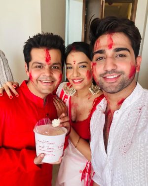 Divya Agarwal Instagram - The family I never thought I’ll have 
What a beautiful day 
Mata Rani sabko khush rakhe ❤️