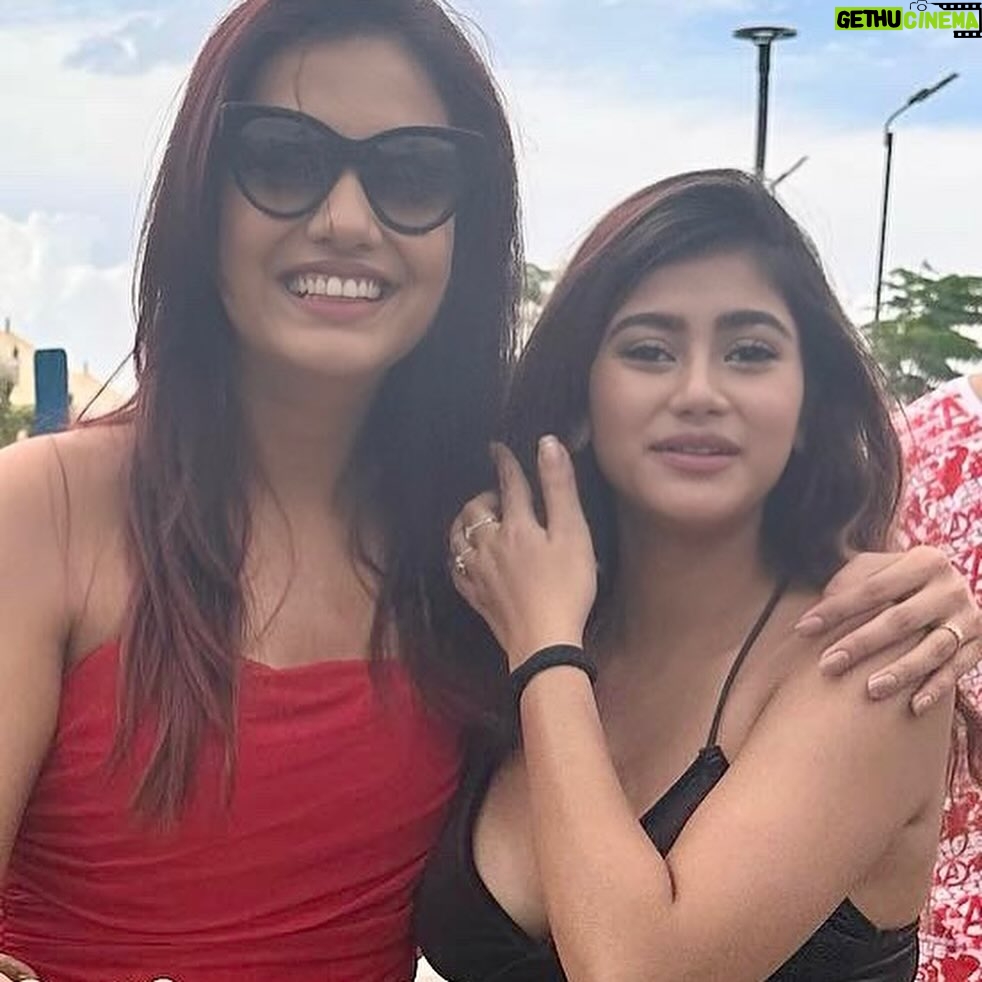 Divya Agarwal Instagram - One with my favourite, my mishti @divyaagarwal_official ❤️ Love you now & forever !! . . . #picture #new #post #postoftheday #divyaagarwal #prantika #prantikadas #swayamvarmikadivohti #atrangi #kissishqnconnections #reality #realityshow #realitytv #tv #show #host #bollywood #bollywoodactress #tollywoodactress #tollywood #news #update #media #socialmediamarketing #socialmedia #updates #work #follow #followforfollowback #follow4followback Mumbai, Maharashtra