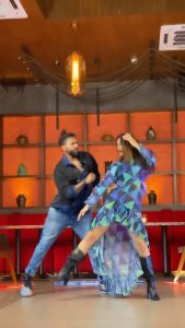 Divya Agarwal Instagram - You will hate me for this as the beats are soooooo not what you choreographed but ispe mast baith gaya ye choreography ! I need to dance again Dance Kinni kinni, Diljit dosangh,