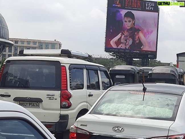 Divya Agarwal Instagram - With everything I do I in my life, I feel it’s just the beginning.. my journey from being a contestant to the host is truly amazing.. when I say I’m here to win, I shall win. This is the second time I have my posters all over mumbai and It still gets me all emotional. #proudwoman #grateful