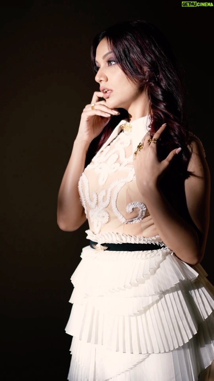 Divya Agarwal Instagram - Tuesdays are for some High Fashion Glam!!🤩 . . Reel by @sid.gasm @avadhut_hinge Photographer: @amitkhannaphotography Outfit @datetheramp Styled by @stylingbyvictor @sohail__mughal___ Styling intern @janvijain123 Makeup @makeupbynayan Hair @yashikajain._ . . . #divyaagarwal #glam #photoshoot #fashionista #highfashion #shootmode #workmode