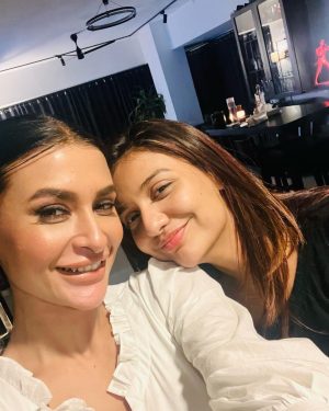 Divya Agarwal Instagram - 🫶🏻🌧️ 🍷 🥂 🌱 👭👬 it’s a vibe that matches none. #sisterlove 

#pavitrapunia #eijazkhan #pavitraapuniya #divyaagarwal #apurvainsta