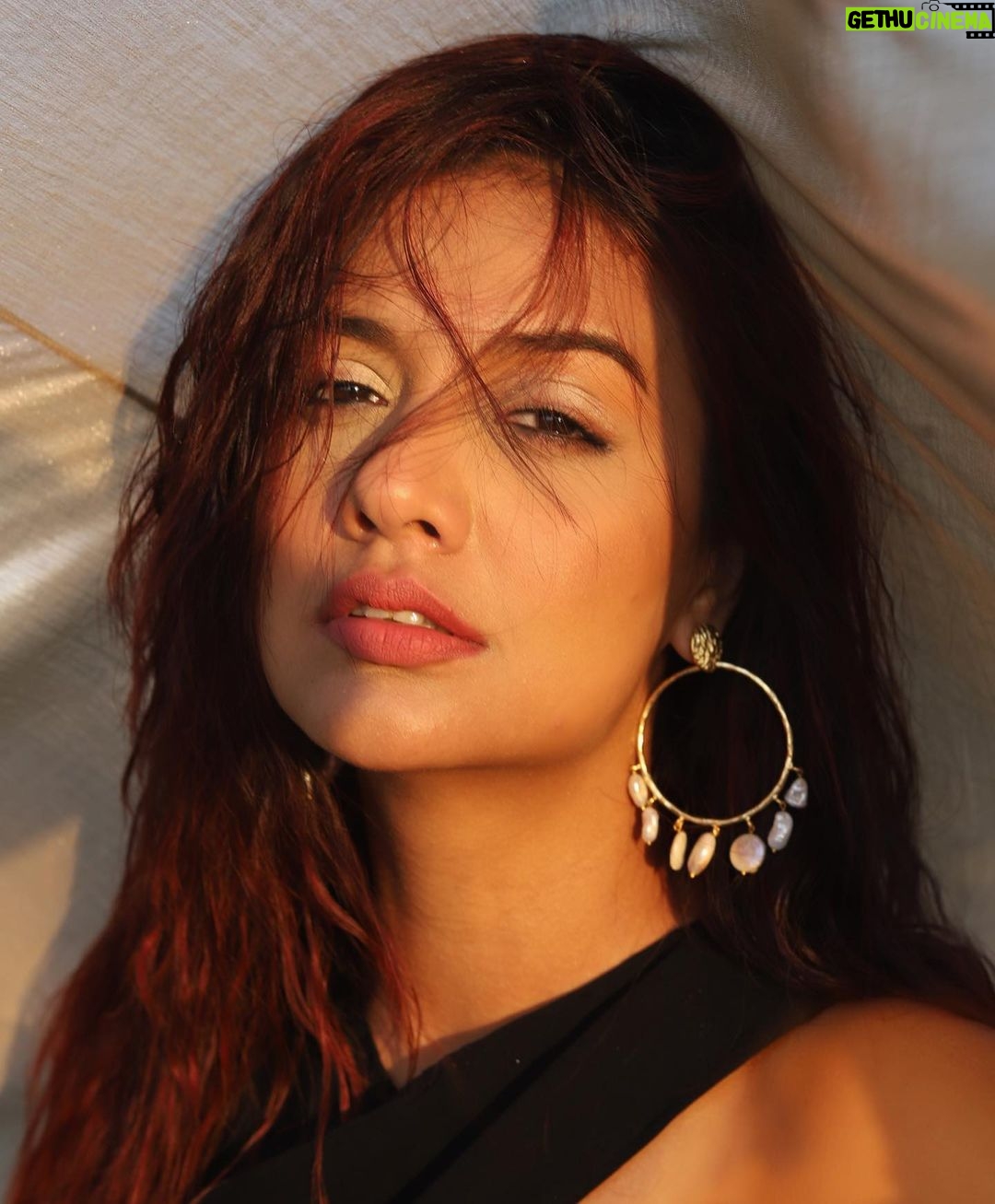 Divya Agarwal Instagram - Stay Golden ✨ . Outfit @datetheramp Earring @equiivalence Styled by @sohail__mughal___ @stylingbyvictor Makeup @dishisanghvii Hair @fouzikazi_makeupndhair Clicked by @deepaksfilmography . #divyaagarwal #sunset #workholic #sunkissed #goldenhour
