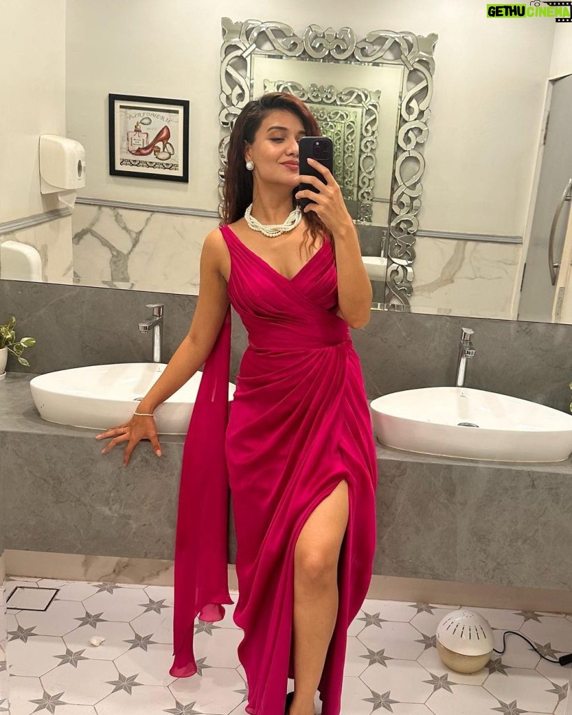 Divya Agarwal Instagram - I was secretly enjoying my outfit in the bathroom! Who does that ?? Outfit @mandirawirkhq Styled by @stylingbyvictor @sohail__mughal___ Assisted by @styleby_antara Makeup @dishisanghvii