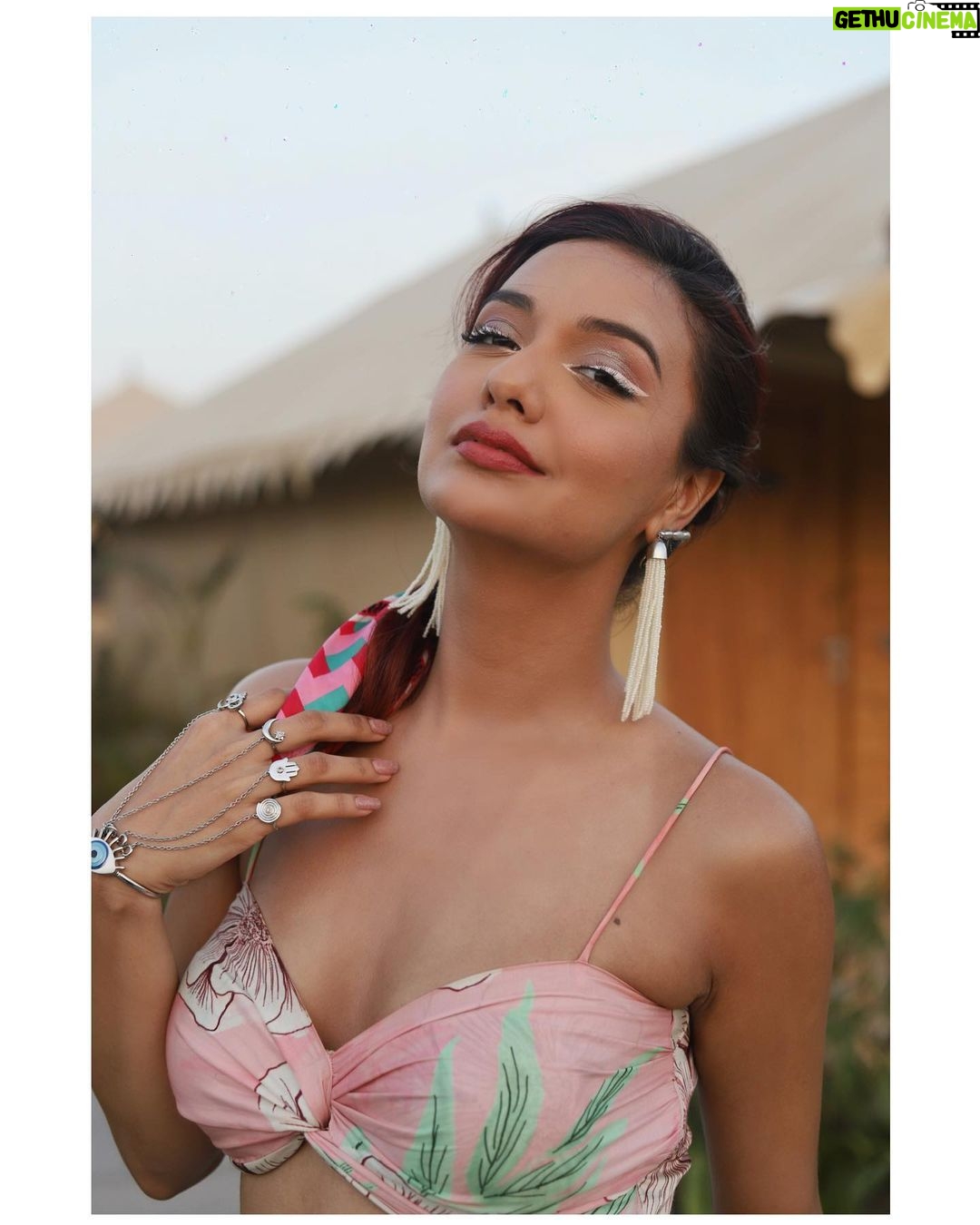 Divya Agarwal Instagram - Tropical 🦩🌴 . Styled by @stylingbyvictor @sohail__mughal___ Makeup @dishisanghvii Hair @fouzikazi_makeupndhair Clicked by @deepaksfilmography . Outfit @saangi_pret @viralmantra Accessories @funkymaharani Footwear @tic_tac_toe_store . . #divyaagarwal #tropical #beachvibes #fashionista #actress #shootdiaries #workmode #fashsiongirl