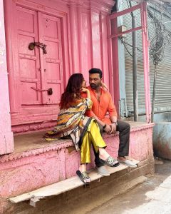 Divya Agarwal Instagram - After my dad passed away, I was really disconnected from God. I still remember how as a family we used to go and do all the mandir darshan around us.. @apurva.insta you connected me to god and life again n now I want to see every temple and just count blessings… Varanasi has such a beautiful place in my heart… dad always said- Banaras jaisi jagah kahi nahi n now I know… love my life ❤️ Varanasi, India