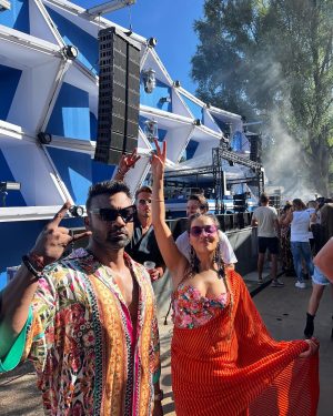 Divya Agarwal Instagram - Can we Normalise wearing saree in a freakin’ music festival!!!
Both of us slaying, wearing @iamkenferns in @lovelandnl