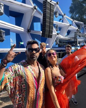 Divya Agarwal Instagram - Can we Normalise wearing saree in a freakin’ music festival!!!
Both of us slaying, wearing @iamkenferns in @lovelandnl