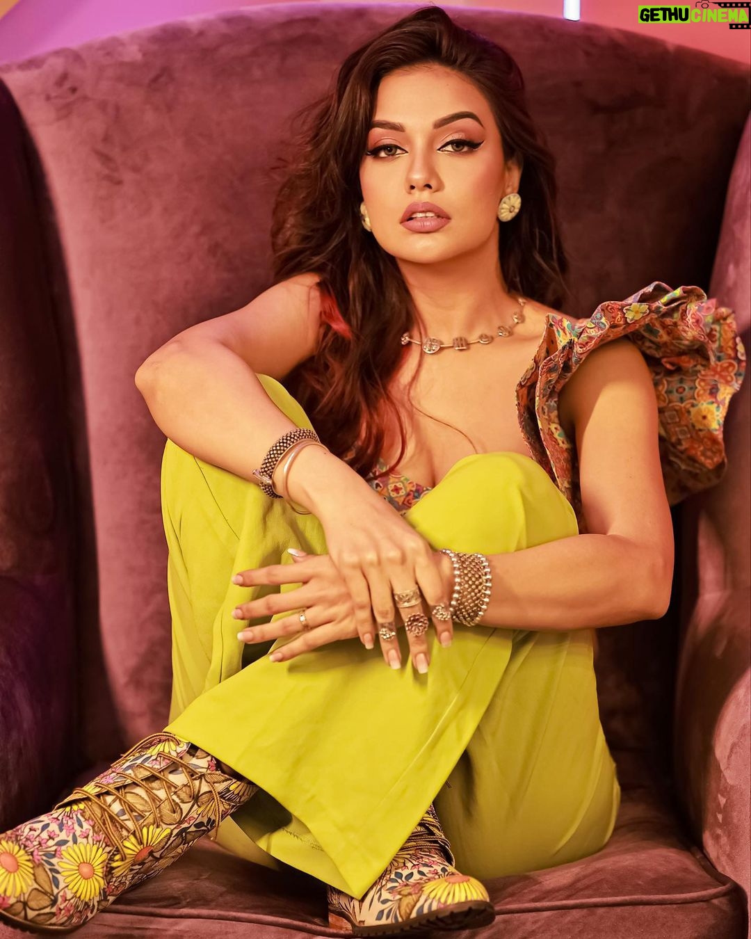 Divya Agarwal Instagram - The lovely @divyaagarwal_official Clicked by @amitkhannaphotography Styled by @stylingbyvictor @sohail__mughal___ Top : @iamkenferns Styling intern @janvijain123 Jewellery by @houseofaarai Footwear by @kanvasindia Makeup @makeupbynayan Hair @yashikajain._. #amitkhannaphotography #divyaagarwal Mumbai, Maharashtra