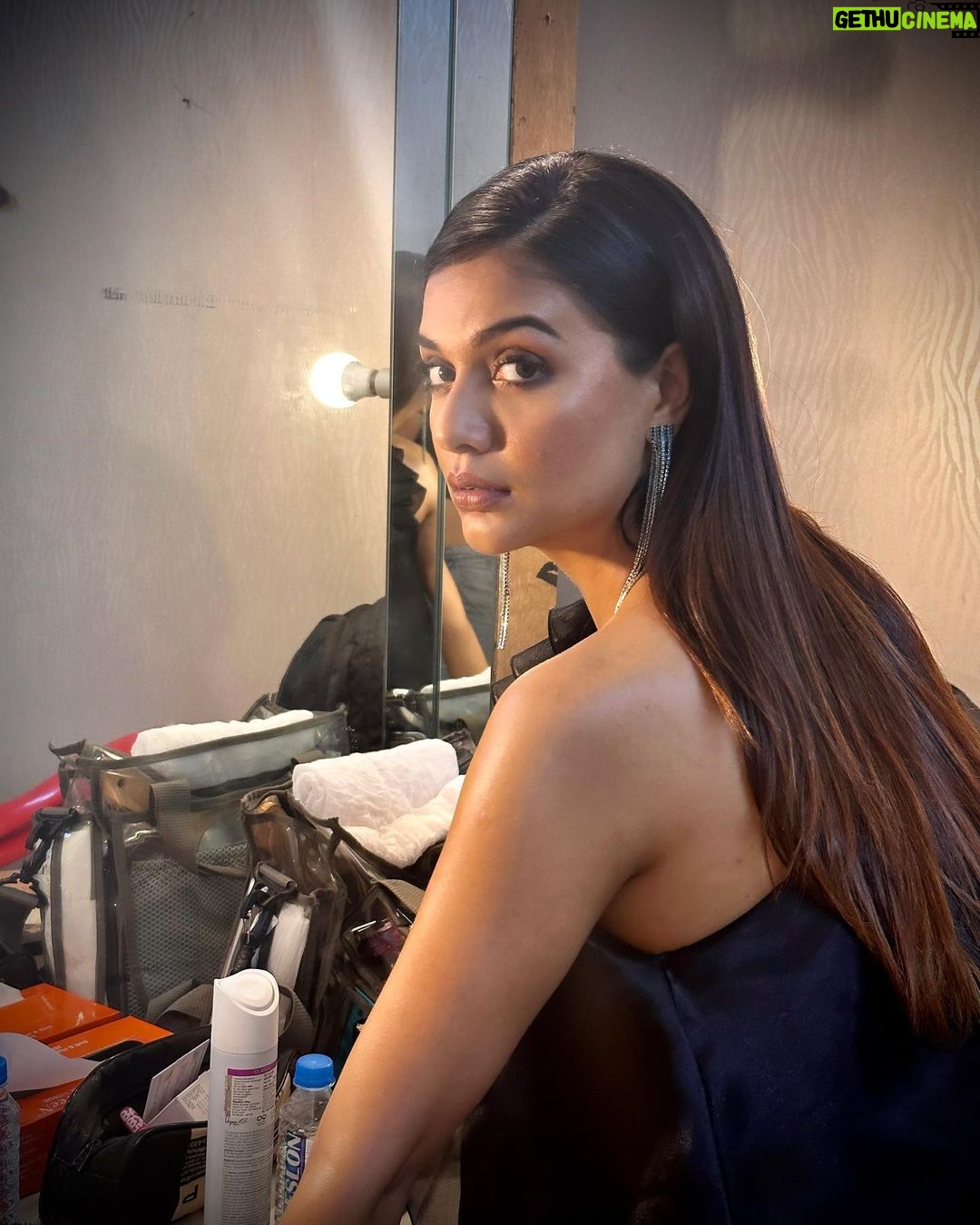 Divya Agarwal Instagram - Stealing the show, one red carpet at a time 🖤 @divyaagarwal_official we’re stunned!! makeup @dishisanghvii hair @faces_by_sarahh styled by @stylingbyvictor @sohail__mughal___ wearing @datetheramp @zeecineawards @zee5 #divyaagrawal #redcarpet #glam #zeecineawards