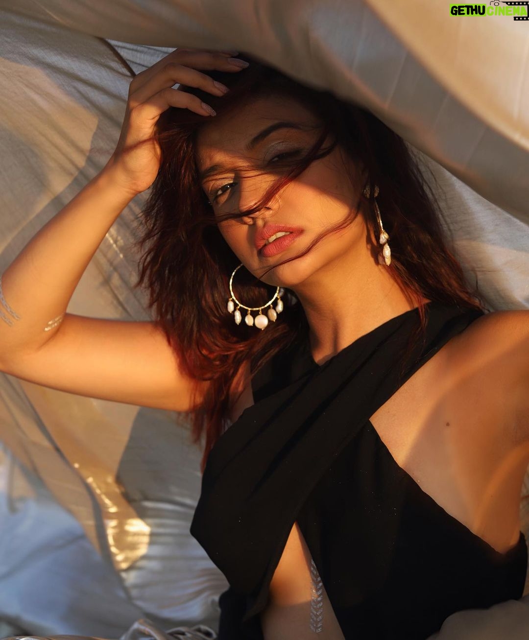 Divya Agarwal Instagram - Stay Golden ✨ . Outfit @datetheramp Earring @equiivalence Styled by @sohail__mughal___ @stylingbyvictor Makeup @dishisanghvii Hair @fouzikazi_makeupndhair Clicked by @deepaksfilmography . #divyaagarwal #sunset #workholic #sunkissed #goldenhour