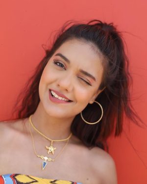 Divya Agarwal Instagram - "🍊🥭
.
Outfit @zara 
Styled by @stylingbyvictor @sohail__mughal___ 
Makeup @dishisanghvii 
Earrings @justpeachyindia 
Ring @sianofficial_ 
Accessories @azgaofficial 
Hair @fouzikazi_makeupndhair 
Clicked by @deepaksfilmography 
Footwear @bohoraani 

#divyaagarwal #orangevibes #mangoseason #summerstyle"