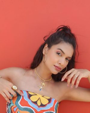 Divya Agarwal Instagram - "🍊🥭
.
Outfit @zara 
Styled by @stylingbyvictor @sohail__mughal___ 
Makeup @dishisanghvii 
Earrings @justpeachyindia 
Ring @sianofficial_ 
Accessories @azgaofficial 
Hair @fouzikazi_makeupndhair 
Clicked by @deepaksfilmography 
Footwear @bohoraani 

#divyaagarwal #orangevibes #mangoseason #summerstyle"