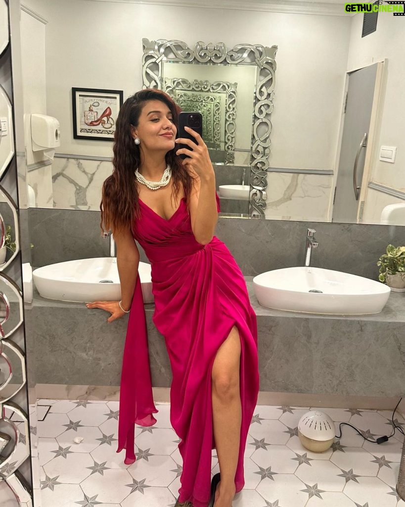 Divya Agarwal Instagram - I was secretly enjoying my outfit in the bathroom! Who does that ?? Outfit @mandirawirkhq Styled by @stylingbyvictor @sohail__mughal___ Assisted by @styleby_antara Makeup @dishisanghvii