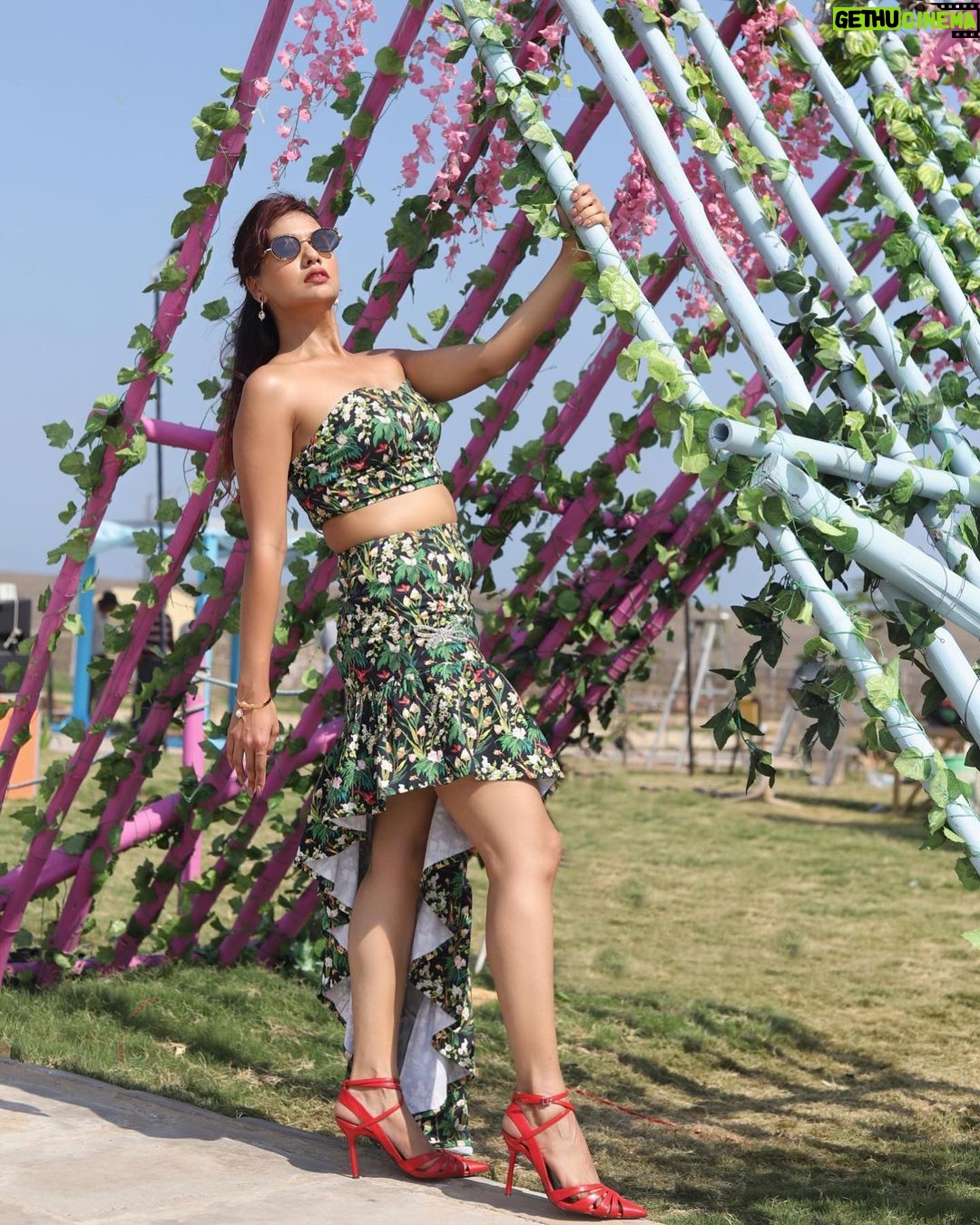 Divya Agarwal Instagram - दिल गार्डन गार्डन हो गया 🍂🍃 . . Outfit @goablueslabel styled by @sohail__mughal___ @stylingbyvictor Makeup by: @dishisanghvii Hair: @fouzikazi_makeupndhair Clicked by @deepaksfilmography Accessories @sianofficial_ Shades @opiumeyewear . #divyaagarwal #summer #shootdiaries #sunburn #workmode