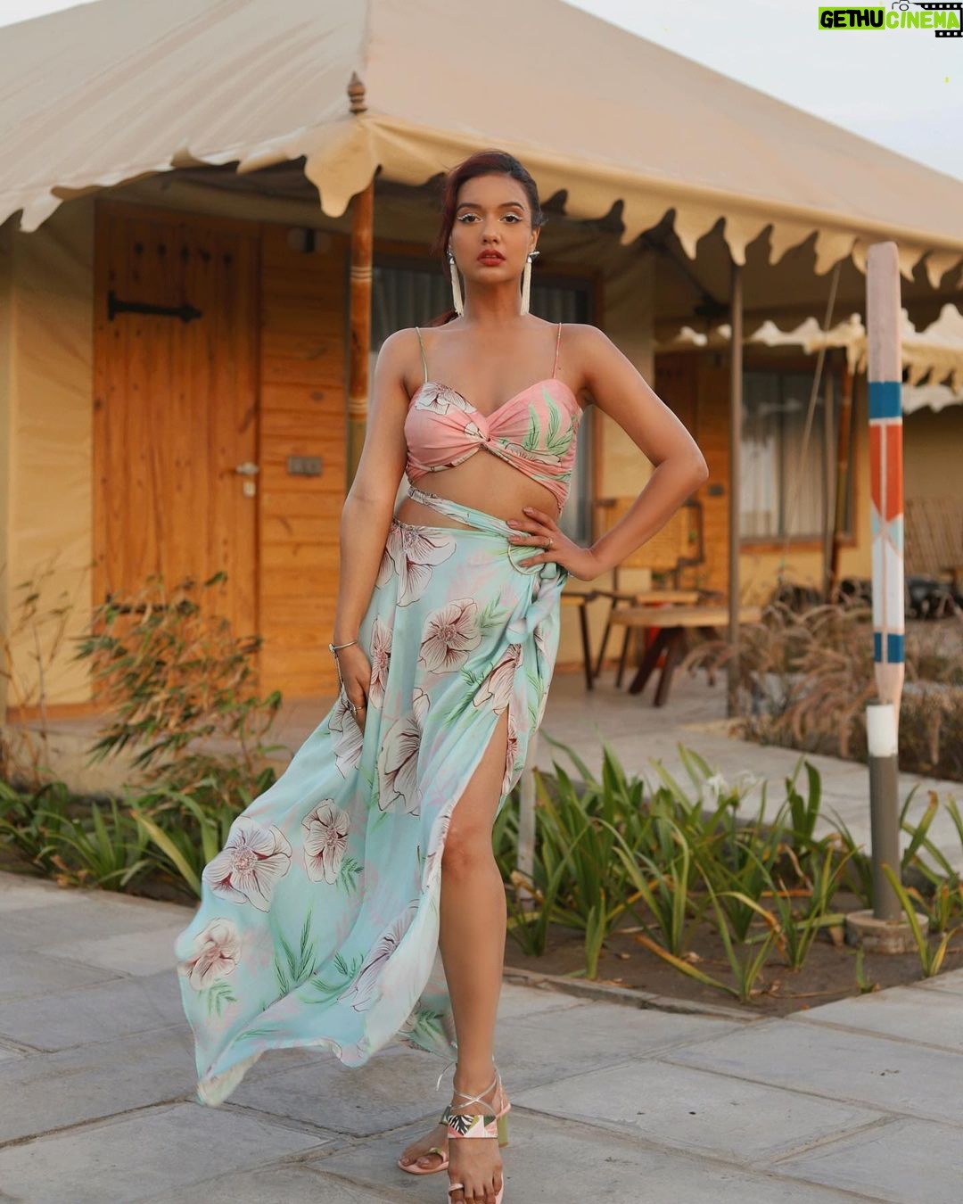Divya Agarwal Instagram - Tropical 🦩🌴 . Styled by @stylingbyvictor @sohail__mughal___ Makeup @dishisanghvii Hair @fouzikazi_makeupndhair Clicked by @deepaksfilmography . Outfit @saangi_pret @viralmantra Accessories @funkymaharani Footwear @tic_tac_toe_store . . #divyaagarwal #tropical #beachvibes #fashionista #actress #shootdiaries #workmode #fashsiongirl