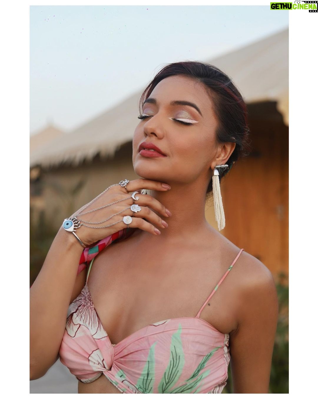 Divya Agarwal Instagram - Tropical 🦩🌴 . Styled by @stylingbyvictor @sohail__mughal___ Makeup @dishisanghvii Hair @fouzikazi_makeupndhair Clicked by @deepaksfilmography . Outfit @saangi_pret @viralmantra Accessories @funkymaharani Footwear @tic_tac_toe_store . . #divyaagarwal #tropical #beachvibes #fashionista #actress #shootdiaries #workmode #fashsiongirl