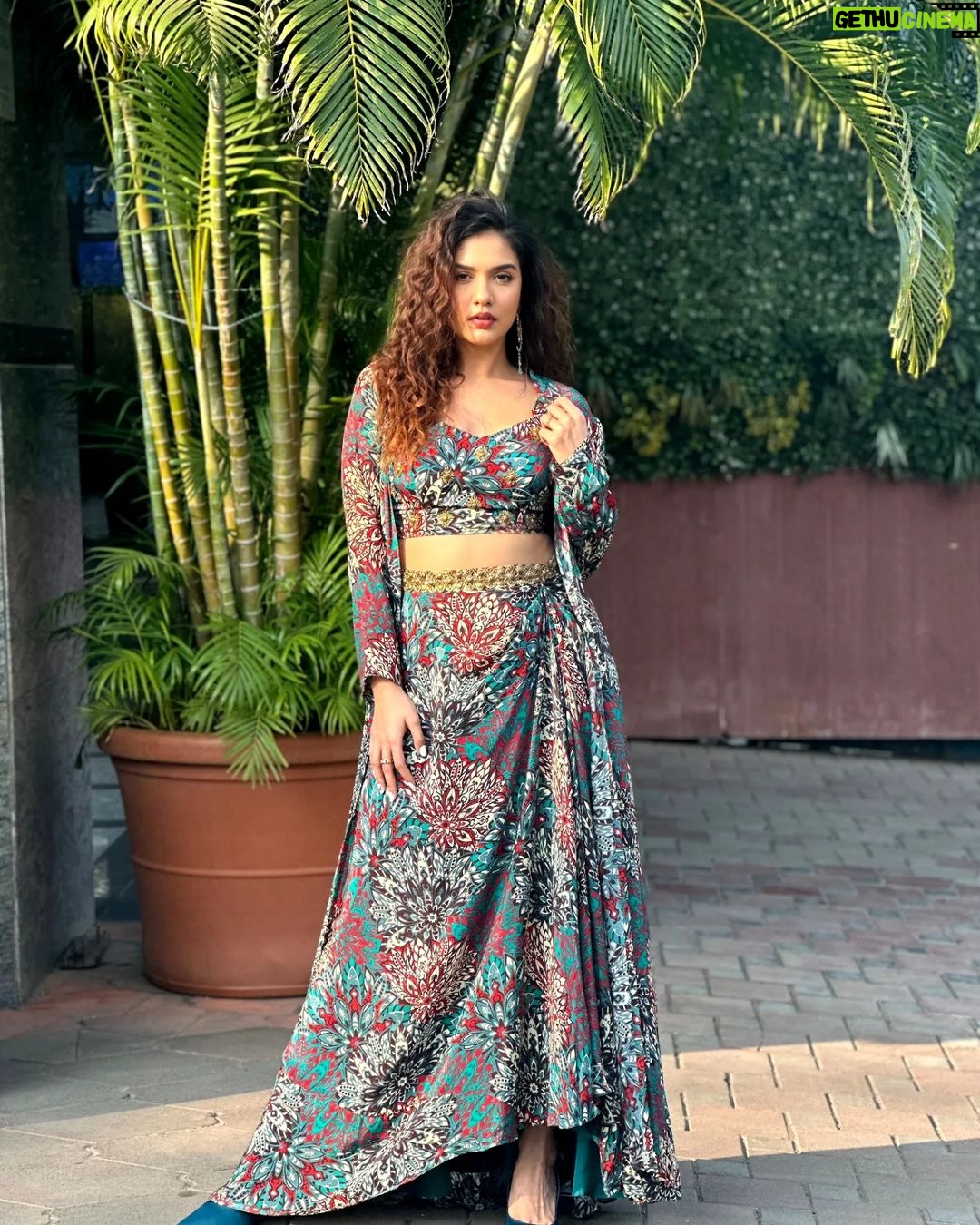 Divya Agarwal Instagram - Radiating confidence and melting hearts! 🔥 Outfit @mehakmurpanalabel Bangles @atrangibykritika Styled by @stylingbyvictor @sohail__mughal___ Assisted by @styleby_antara Makeup @dishisanghvii Hair @fouzikazi_makeupndhair