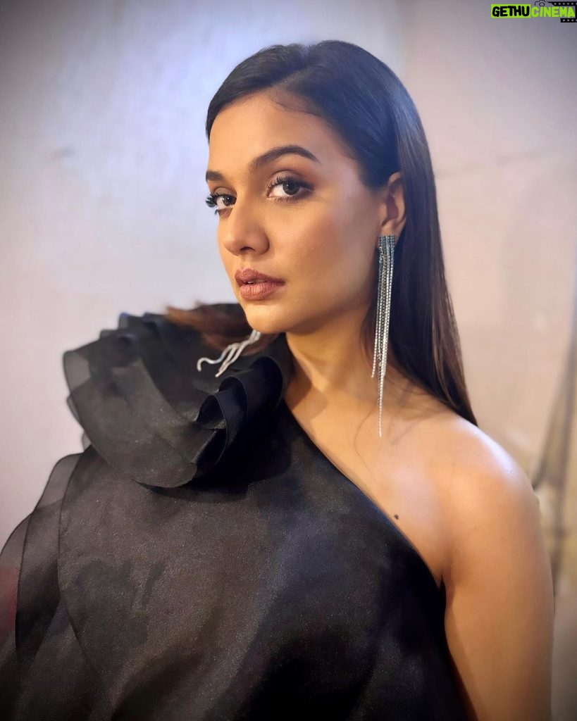 Divya Agarwal Instagram - Stealing the show, one red carpet at a time 🖤 @divyaagarwal_official we’re stunned!! makeup @dishisanghvii hair @faces_by_sarahh styled by @stylingbyvictor @sohail__mughal___ wearing @datetheramp @zeecineawards @zee5 #divyaagrawal #redcarpet #glam #zeecineawards