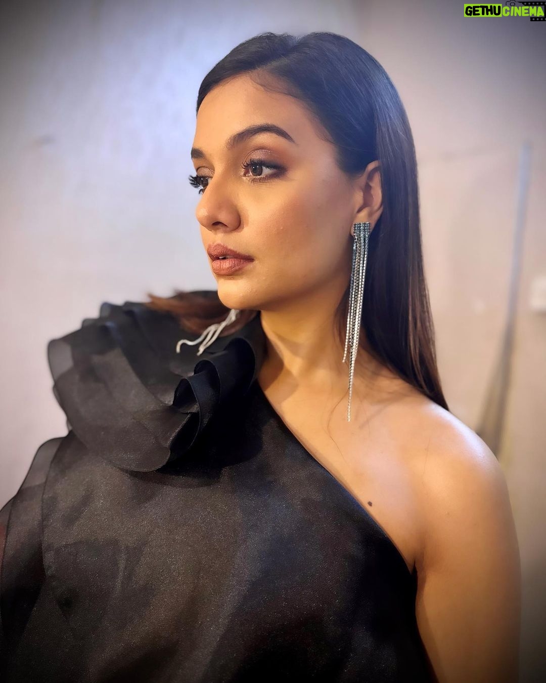 Divya Agarwal Instagram - Stealing the show, one red carpet at a time 🖤 @divyaagarwal_official we’re stunned!! makeup @dishisanghvii hair @faces_by_sarahh styled by @stylingbyvictor @sohail__mughal___ wearing @datetheramp @zeecineawards @zee5 #divyaagrawal #redcarpet #glam #zeecineawards