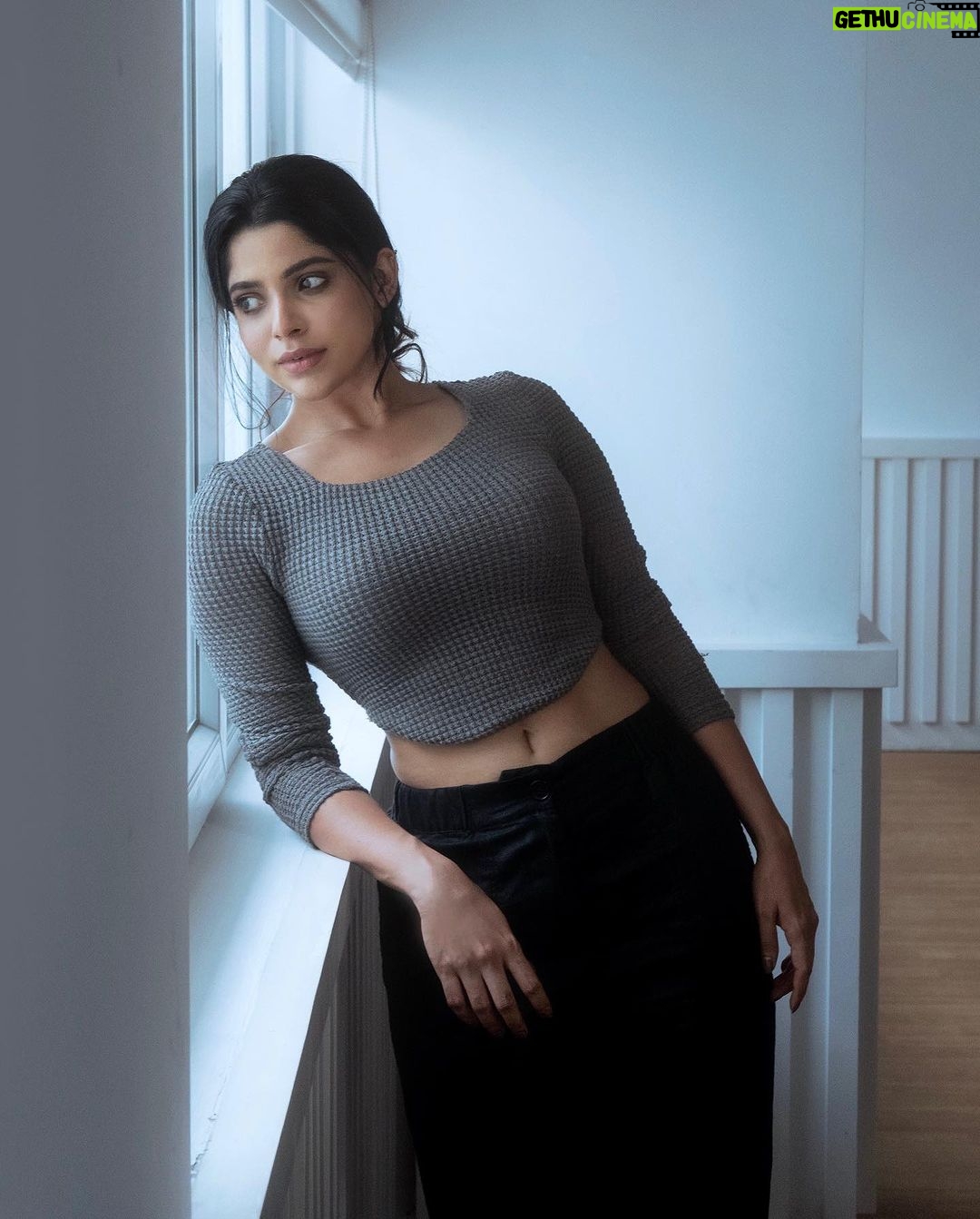 Divya Bharathi - 723.4K Likes - The art of being yourself >>>
@jiyamakeupartistry @mani_stylist_