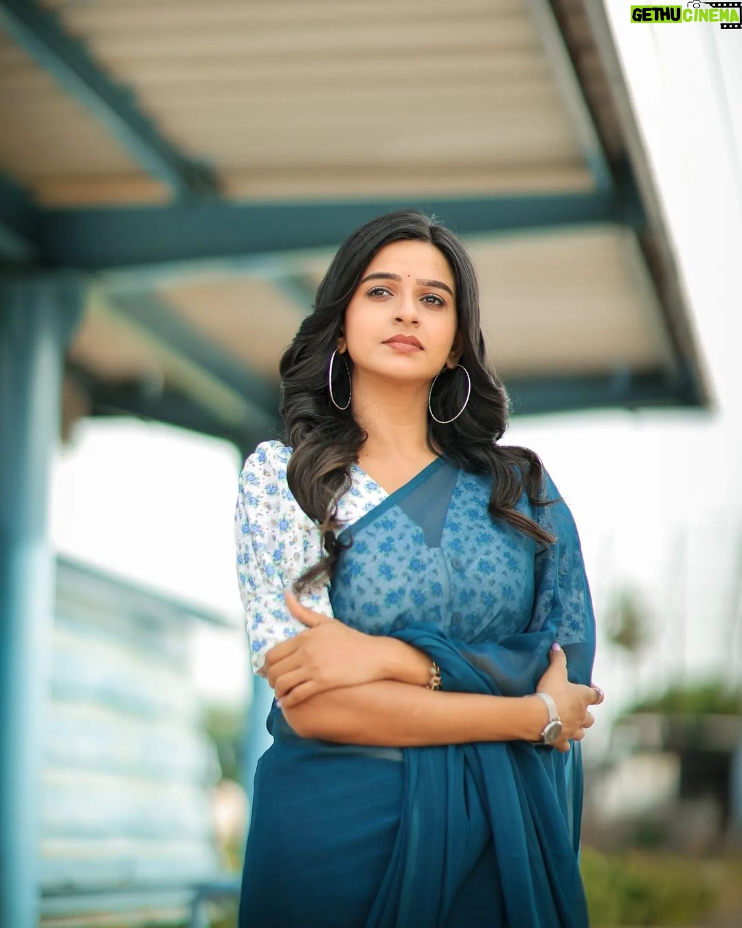 Divya Ganesh Instagram - @divya_ganesh_official . . . . . . . . . . . #dhanushphotography #divyaganesh #chennai #chennaiphotography #reelsinstagram #tamilreel #vijaytelevision #vijaystars #vijaytv #wedding #ecr #canonindia #traditional #india #dhanush #nayanthara #yaradineemohini #redsaree #saree Chennai, India