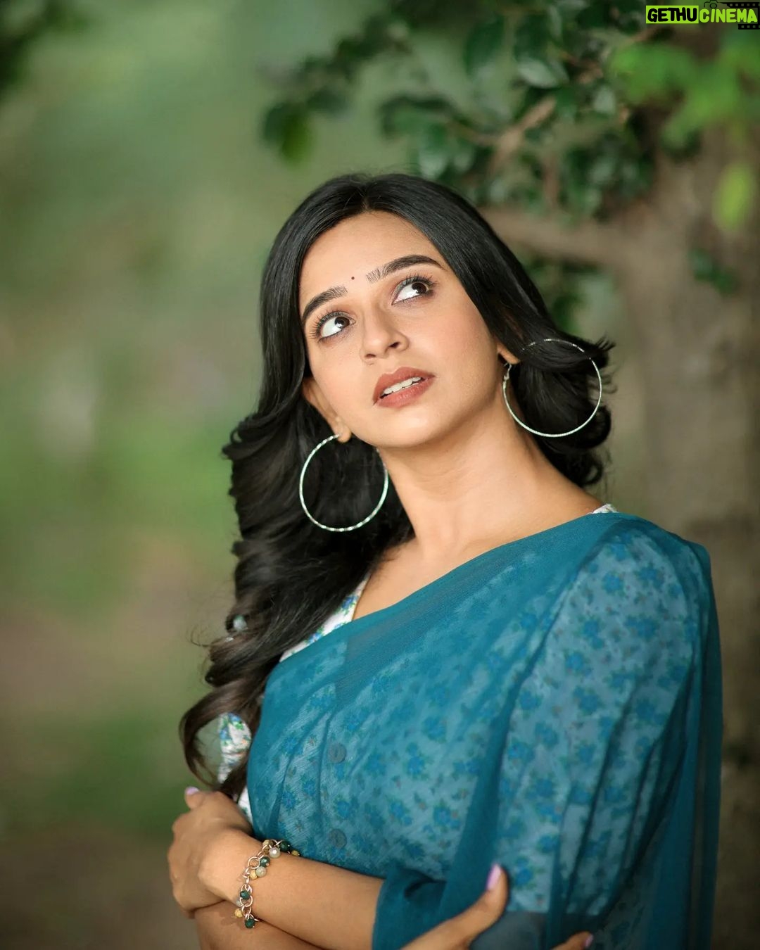 Divya Ganesh Instagram - @divya_ganesh_official . . . . . . . . . . . #dhanushphotography #divyaganesh #chennai #chennaiphotography #reelsinstagram #tamilreel #vijaytelevision #vijaystars #vijaytv #wedding #ecr #canonindia #traditional #india #dhanush #nayanthara #yaradineemohini #redsaree #saree Chennai, India